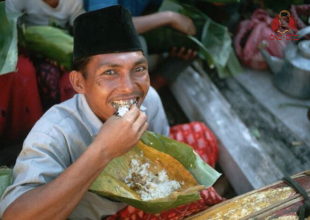 vi-sao-thoi-quen-an-bang-tay-pho-bien-o-indonesia