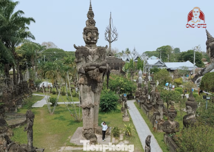 dieu-ky-bi-trong-khu-vuon-tuong-xieng-khuon-co-hon-200-pho-tuong