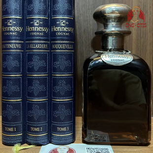 HENNESSY COGNAC LIBRARY TOME BLUE BOOK - 40 VOL